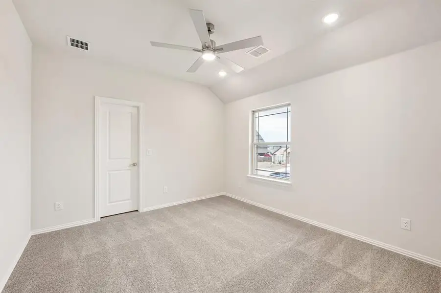 Spacious, unfurnished interior of a new home in Sunrise at Garden Valley, Waxahachie (Image 25).