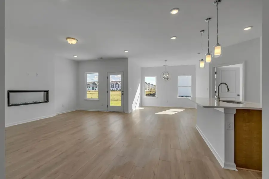 Spacious, unfurnished interior of a new home in Stratford Station, Lebanon (Image 15).