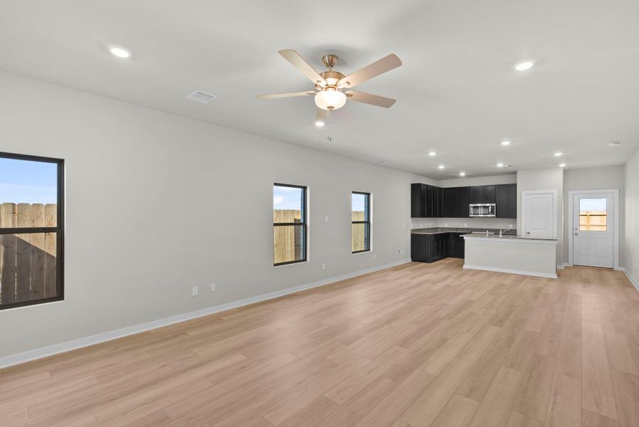Spacious, unfurnished interior of a new home in Creekhaven, Rosharon (Image 14).