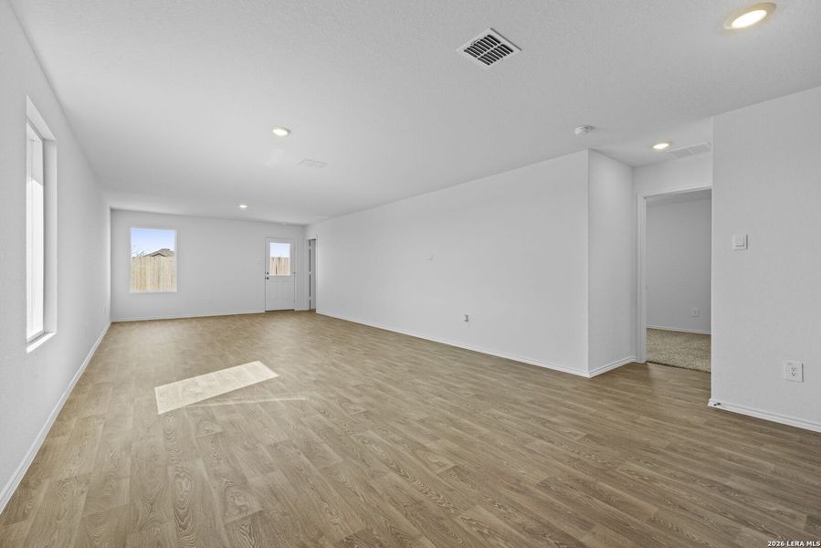 Spacious, unfurnished interior of a new home in Arroyo Ranch, Seguin (Image 12).