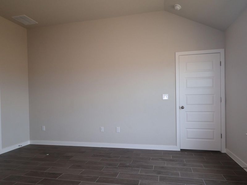 Spacious, unfurnished interior of a new home in Willow Springs, Buda (Image 8).