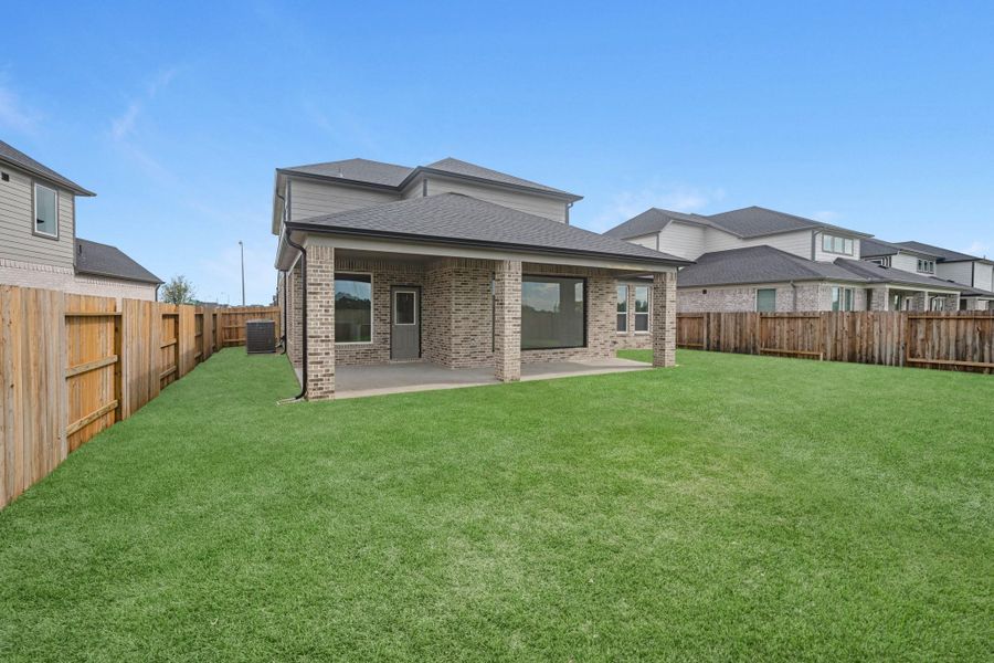 Exterior details and patio area of a home in Briarwood Crossing, Rosenberg (Image 3).