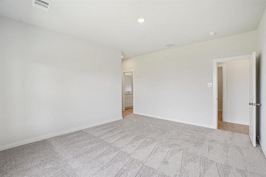 Spacious, unfurnished interior of a new home in Lone Oak, Alvarado (Image 18).