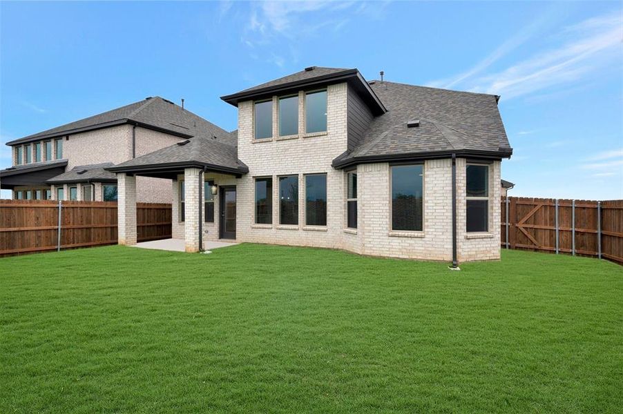 Exterior details and patio area of a home in Chaparral Park, Oak Point (Image 4).