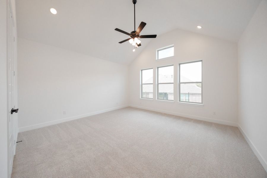 Spacious, unfurnished interior of a new home in Heath Golf and Yacht Club, Heath (Image 19).