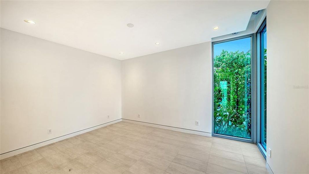 Spacious, unfurnished interior of a new home in , Longboat Key (Image 30).
