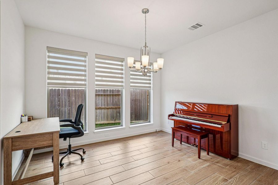 Furnished interior view inside a new home in Sienna, Missouri City (Image 11).