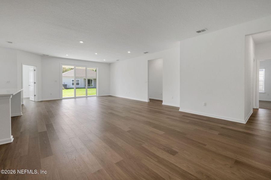 Spacious, unfurnished interior of a new home in Jennings Farm, Middleburg (Image 35).