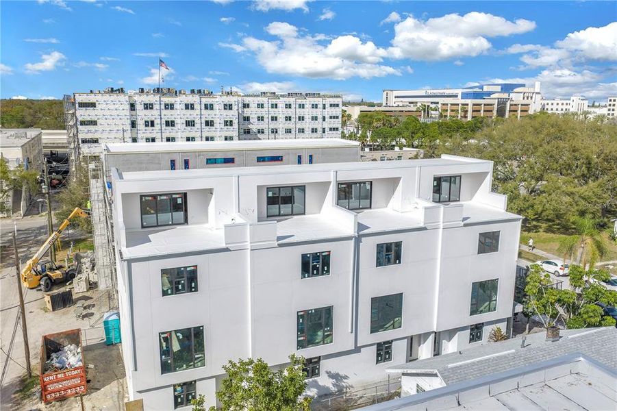 Condo located in St. Petersburg, FL showcasing its design and architecture (Image 24).