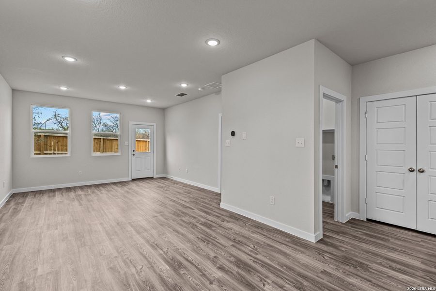 Spacious, unfurnished interior of a new home in Park Place, New Braunfels (Image 17).