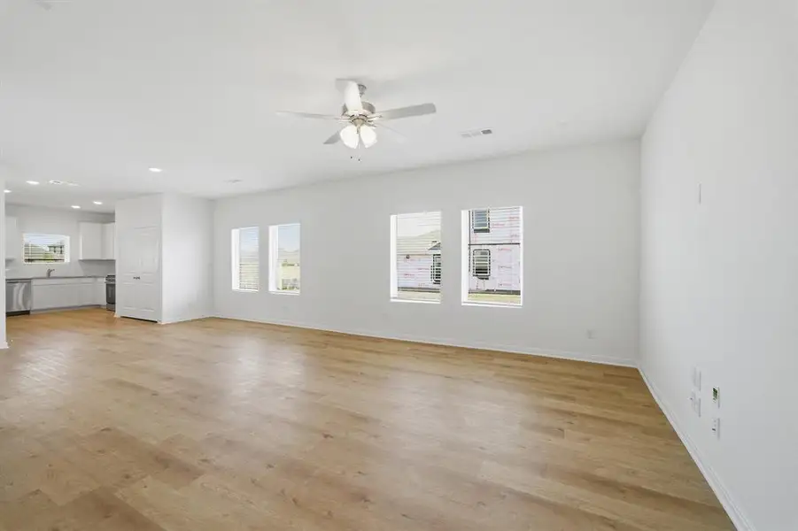 Spacious, unfurnished interior of a new home in Westridge, McKinney (Image 11).