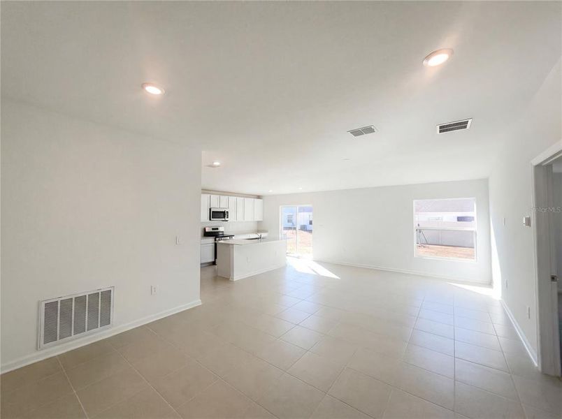 Spacious, unfurnished interior of a new home in Peace Creek Reserve, Winter Haven (Image 13).