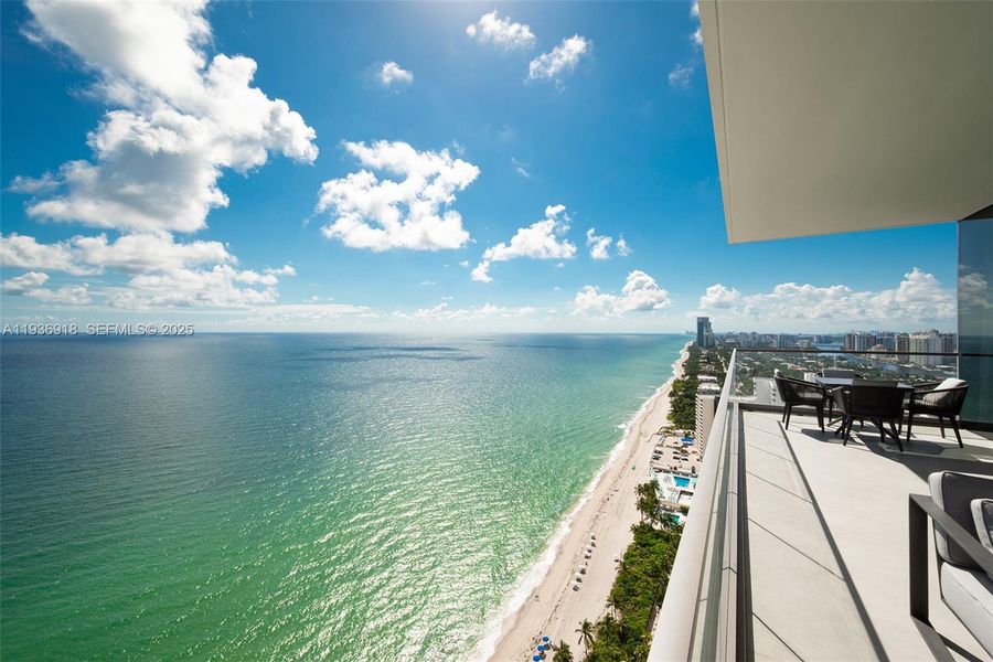 Condo located in Hallandale Beach, FL showcasing its design and architecture (Image 4).