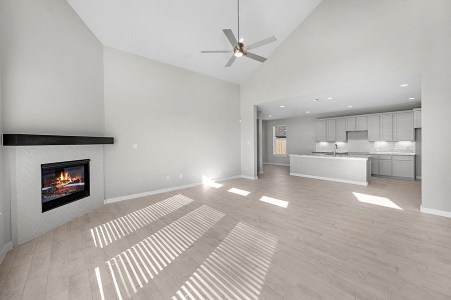 Spacious, unfurnished interior of a new home in Sunterra Lakes, Fulshear (Image 17).