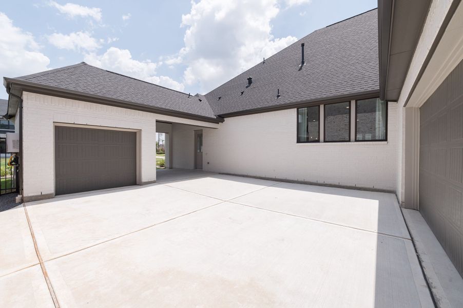Representative exterior details of a home built from the Carignan by Tri Pointe Homes in Sienna 80′, Missouri City (Image 3).