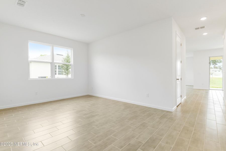 Spacious, unfurnished interior of a new home in Seasons at Grandview Gardens, Deland (Image 14).