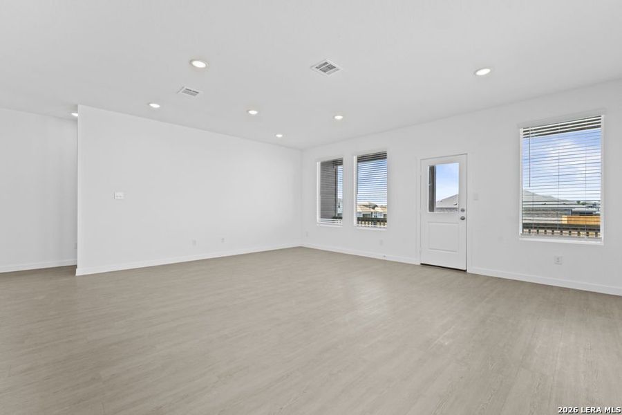 Spacious, unfurnished interior of a new home in Grace Valley, Cibolo (Image 28).