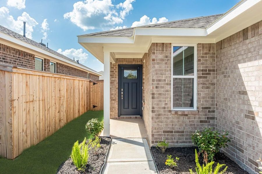 Exterior details and patio area of a home in Stonebrooke, Conroe (Image 4).