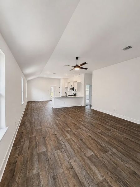Spacious, unfurnished interior of a new home in Stonebrooke, Conroe (Image 7).