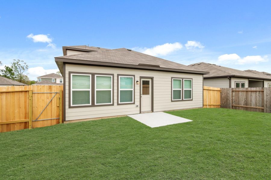 Exterior details and patio area of a home in Crockett Meadows, Conroe (Image 3).