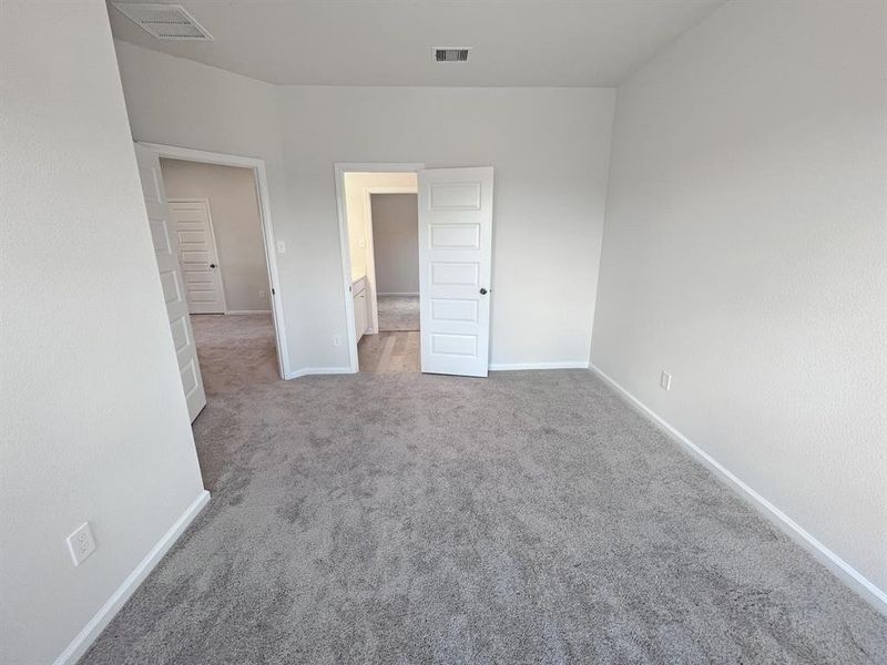 Spacious, unfurnished interior of a new home in , Blue Ridge (Image 19).
