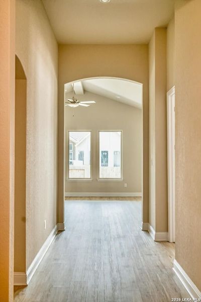 Spacious, unfurnished interior of a new home in Buffalo Crossing, Cibolo (Image 12).