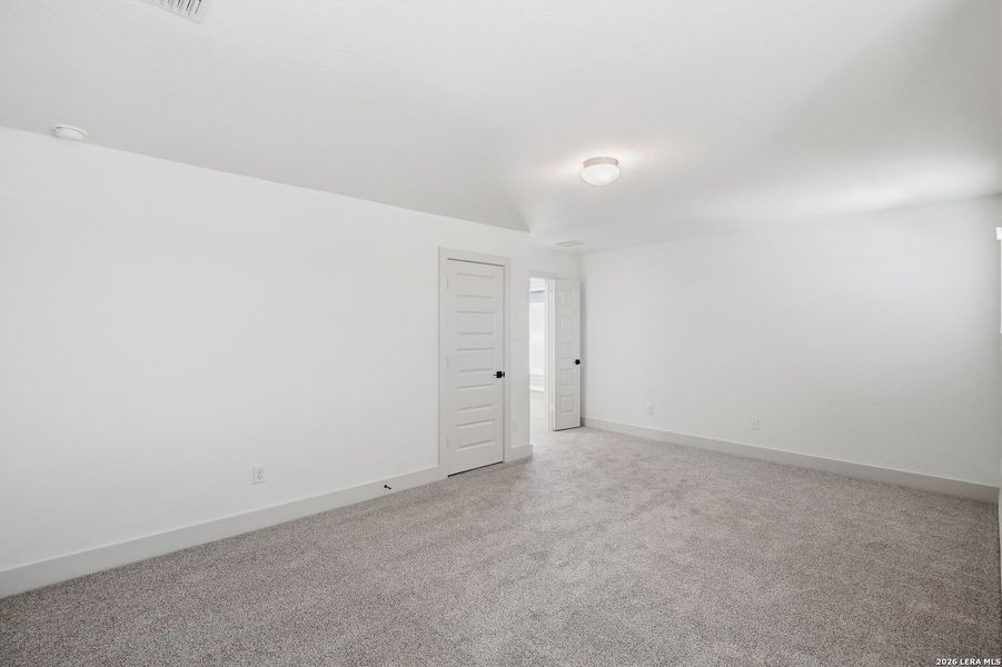 Spacious, unfurnished interior of a new home in Buffalo Crossing, Cibolo (Image 18).