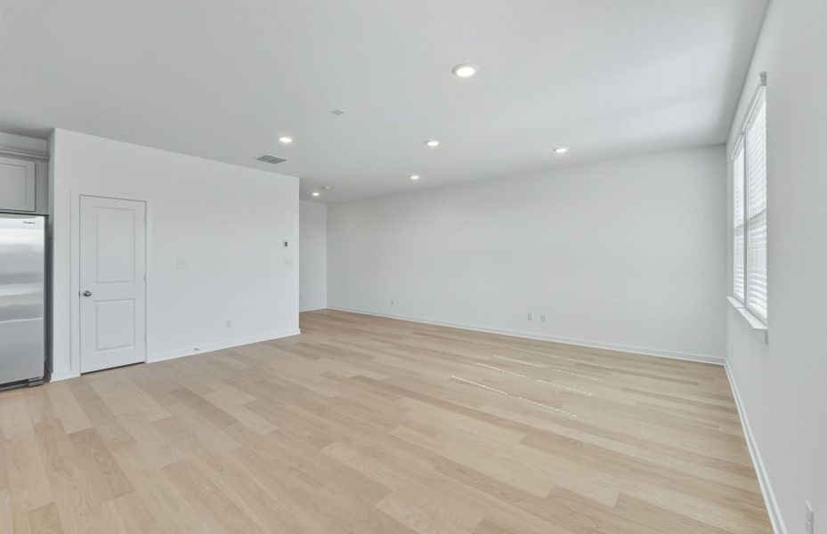 Spacious, unfurnished interior of a new home in Sunfield, Buda (Image 40).