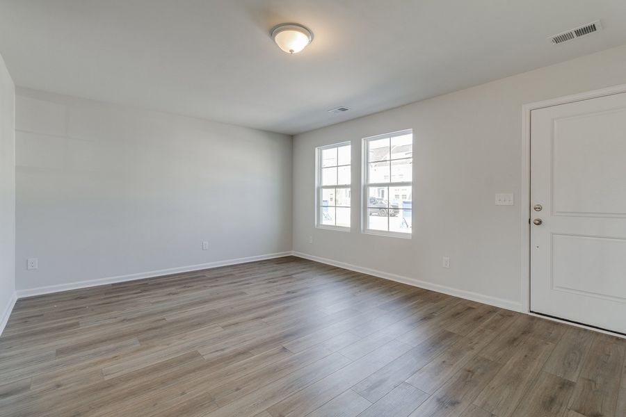 Spacious, unfurnished interior of a new home in Astoria, Columbia (Image 14).