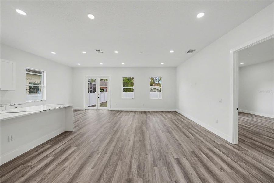 Spacious, unfurnished interior of a new home in , St. Petersburg (Image 37).