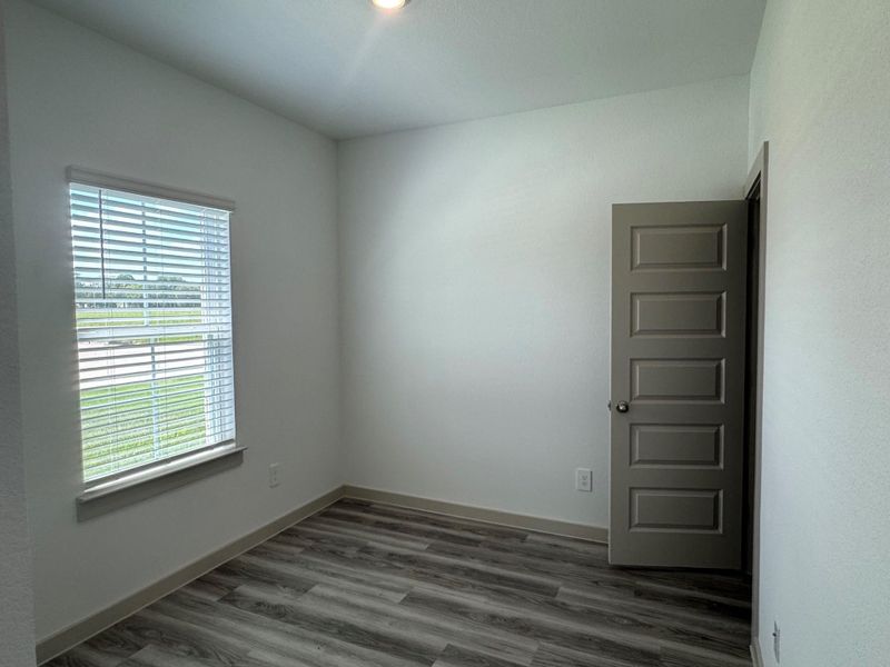 Spacious, unfurnished interior of a new home in Highland Village, Nome (Image 9).
