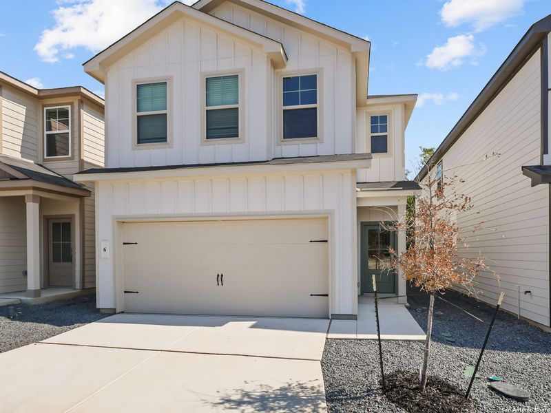 Exterior details and patio area of a home in Cedar Heights, San Antonio (Image 2).