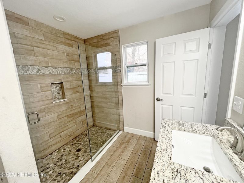 Spacious, unfurnished interior of a new home in , Jacksonville (Image 8).