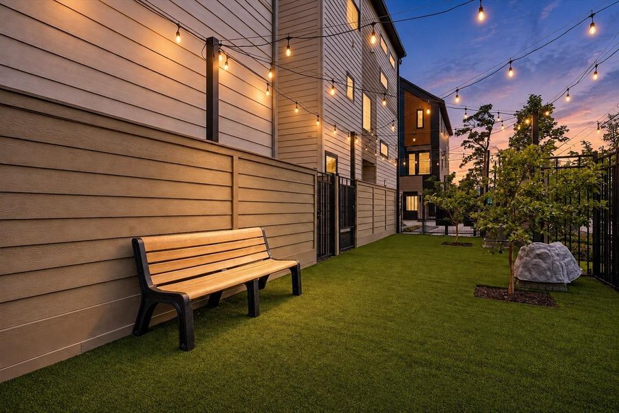 Exterior details and patio area of a home in Thornton Oaks, Houston (Image 3).