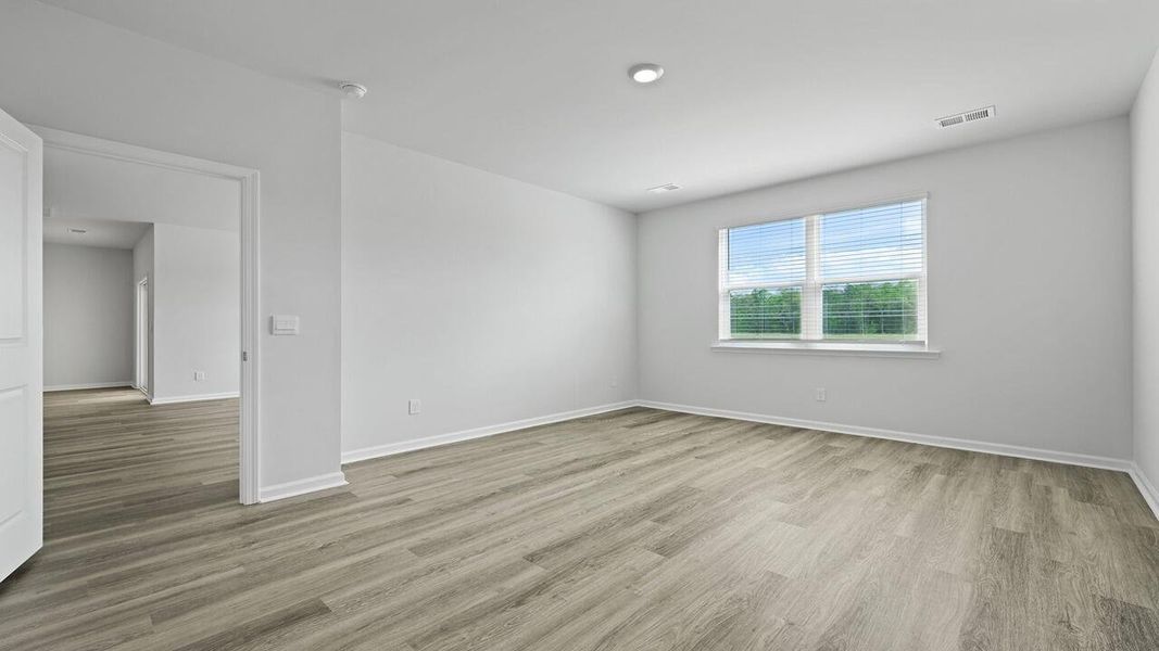 Spacious, unfurnished interior of a new home in Carolina Groves, Moncks Corner (Image 23).