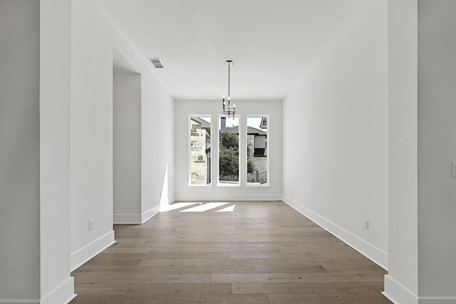 Spacious, unfurnished interior of a new home in Rough Hollow, Austin (Image 12).