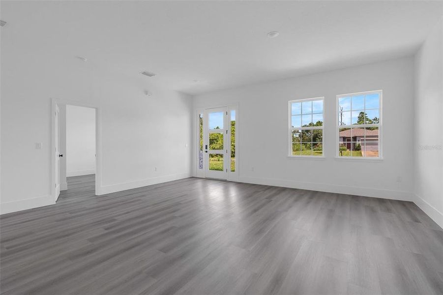 Spacious, unfurnished interior of a new home in , Ocala (Image 29).