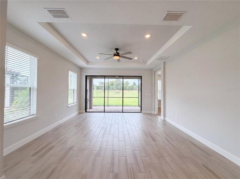 Spacious, unfurnished interior of a new home in , Sarasota (Image 14).