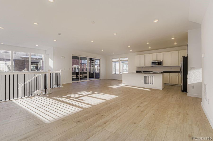 Spacious, unfurnished interior of a new home in Vermilion Creek, Centennial (Image 9).
