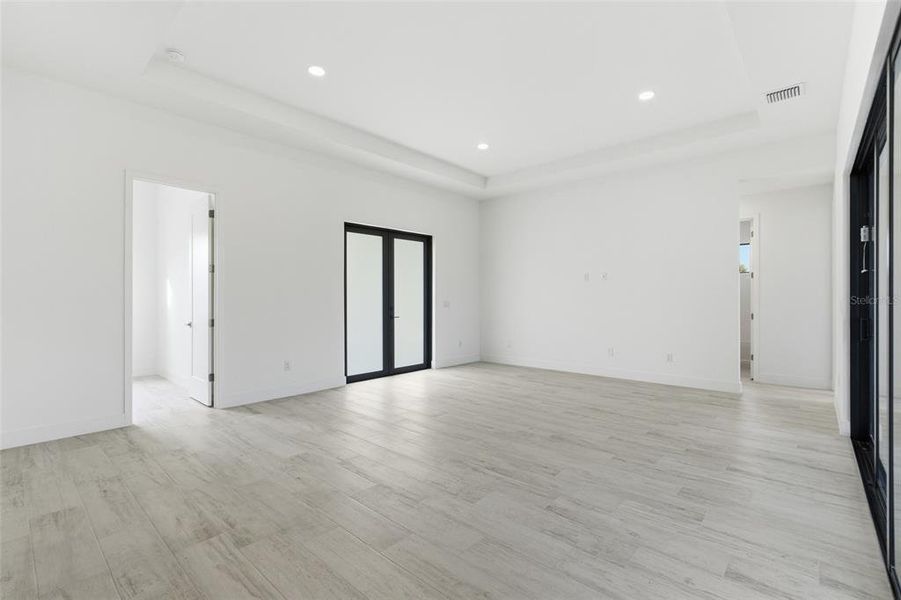 Spacious, unfurnished interior of a new home in , Port Charlotte (Image 14).