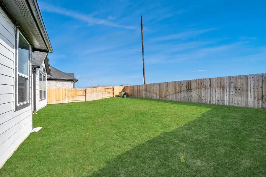 Exterior details and patio area of a home in Beacon Point, Texas City (Image 31).