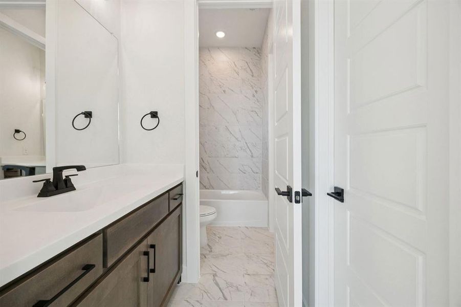 20-237Bee_020 20-237Bee_020