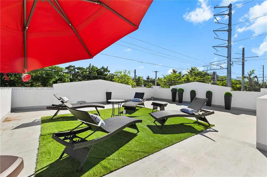 Rooftop Patio is 1,000 sq ft for each unit Rooftop Patio is 1,000 sq ft for each unit