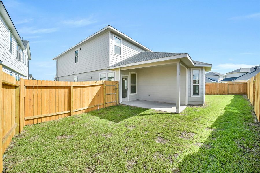 Exterior details and patio area of a home in Anderson Lake, Houston (Image 26).