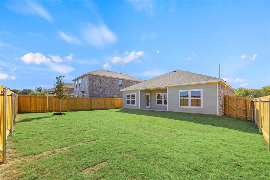 Exterior details and patio area of a home in Sperling Farms, Ferris (Image 3).
