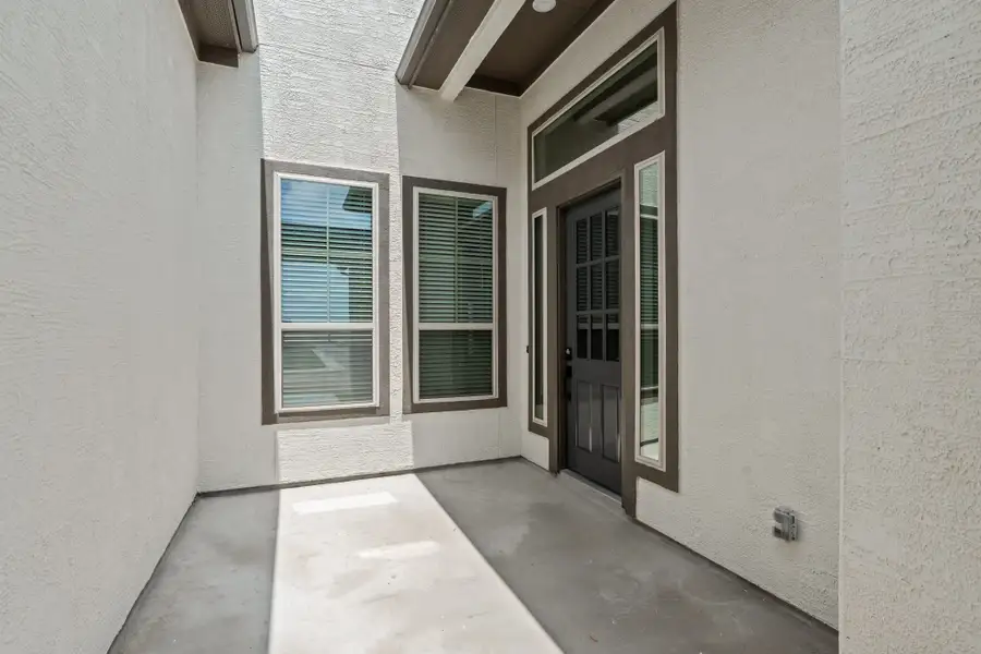 Exterior details and patio area of a home in Sienna Lakes, San Antonio (Image 3).