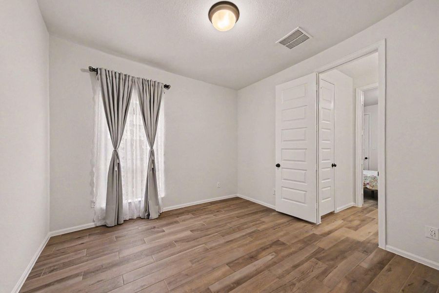 Secondary bedroom with a walk-in closet and access to the Hollywood style bathroom. Secondary bedroom with a walk-in closet and access to the Hollywood style bathroom.