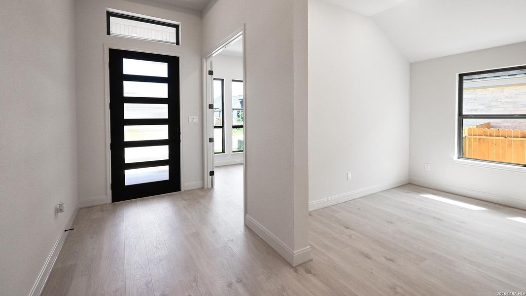 Spacious, unfurnished interior of a new home in Meadows of Mill Creek, Seguin (Image 25).
