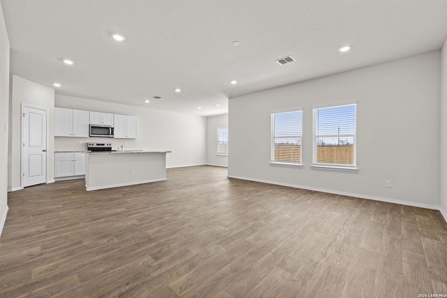 Spacious, unfurnished interior of a new home in Stonehill, San Antonio (Image 19).