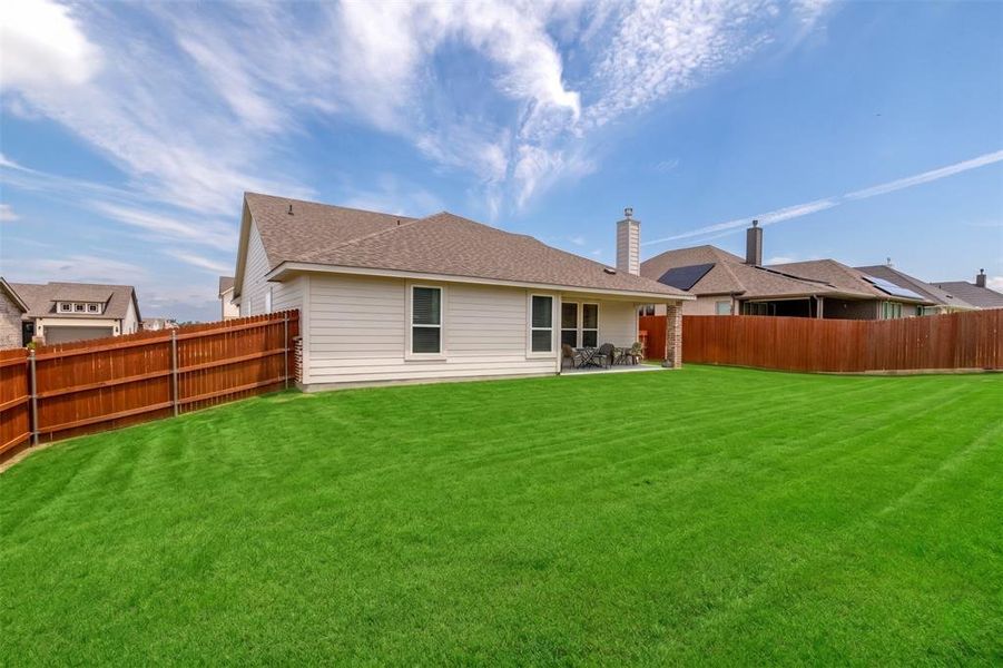 Exterior details and patio area of a home in Lakeview Heights, Azle (Image 21).